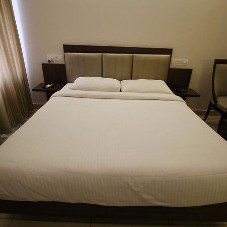 Vels Hotel Pondichéry Extérieur photo
