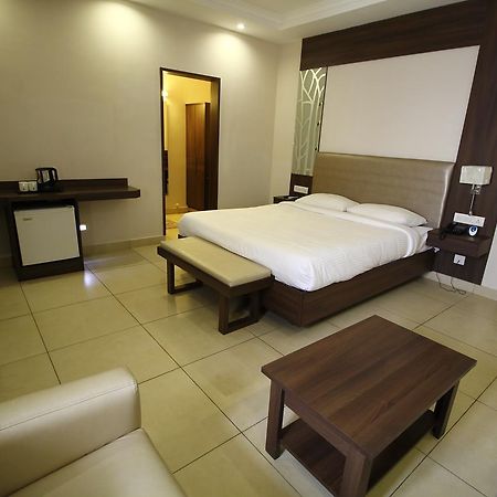 Vels Hotel Pondichéry Extérieur photo