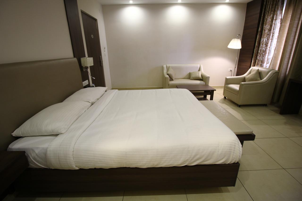Vels Hotel Pondichéry Extérieur photo