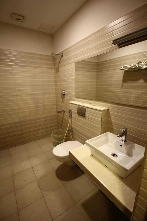 Vels Hotel Pondichéry Extérieur photo