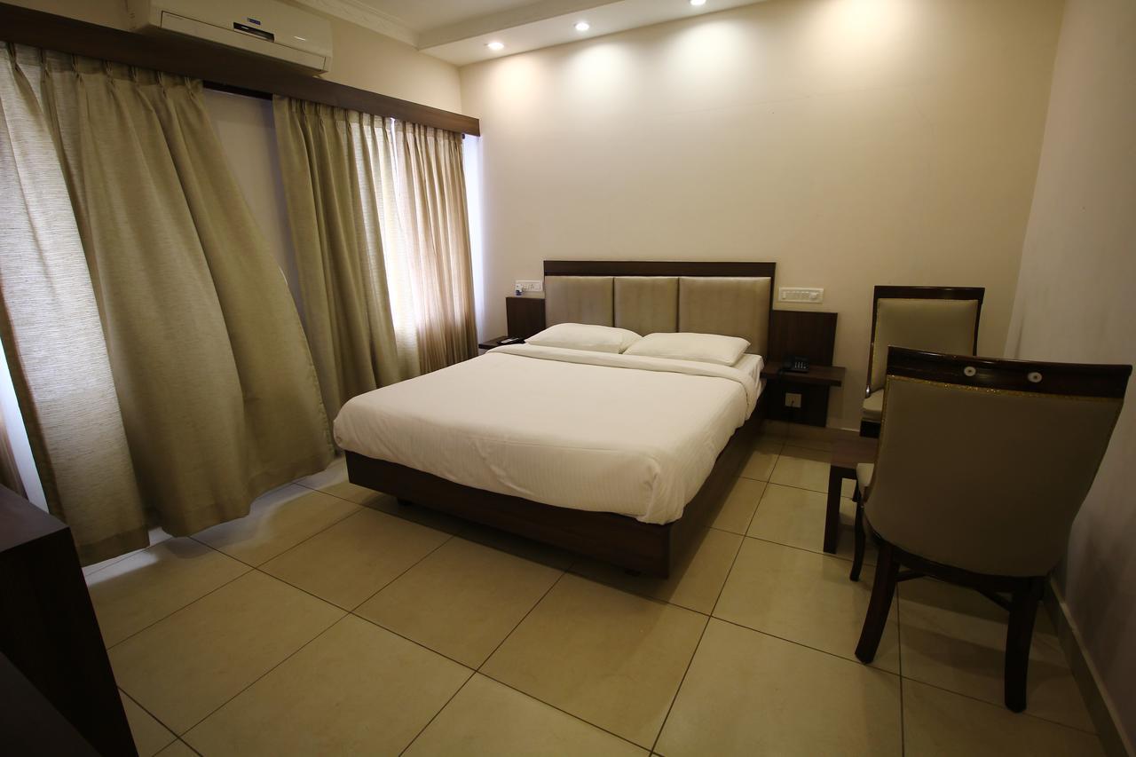 Vels Hotel Pondichéry Extérieur photo