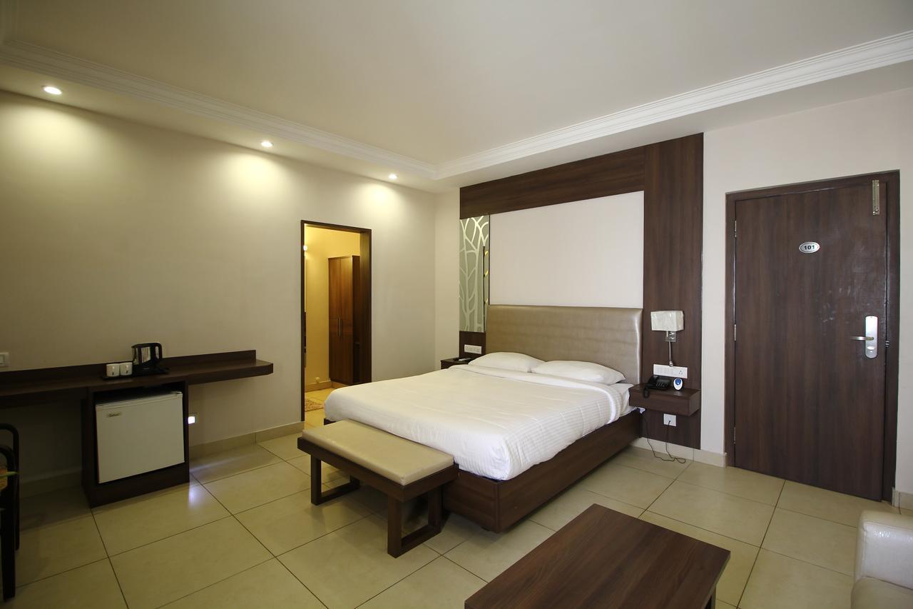 Vels Hotel Pondichéry Extérieur photo