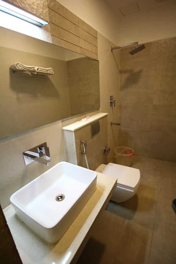 Vels Hotel Pondichéry Extérieur photo