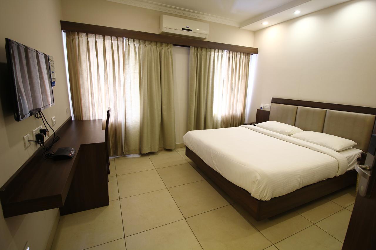 Vels Hotel Pondichéry Extérieur photo