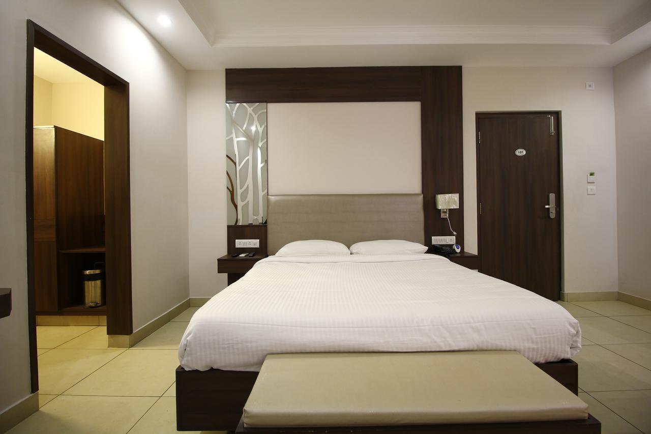 Vels Hotel Pondichéry Extérieur photo