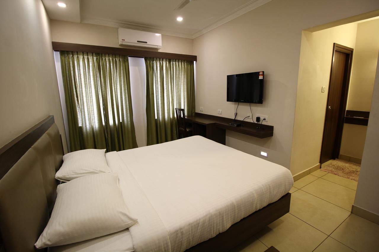 Vels Hotel Pondichéry Extérieur photo