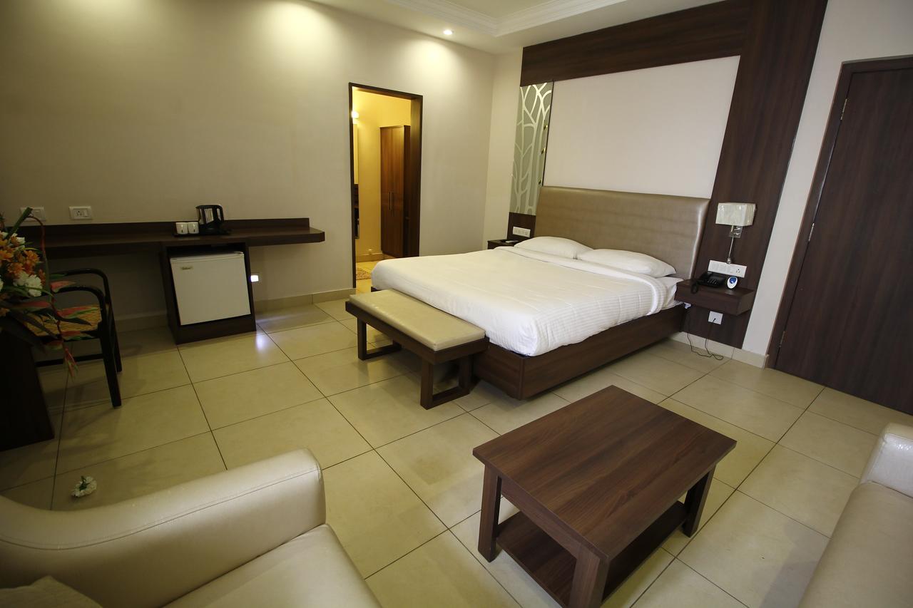 Vels Hotel Pondichéry Extérieur photo